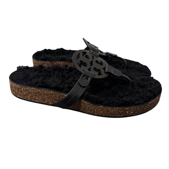 Tory Burch Miller Cloud Shearling Medallion Thong Sandals Size 7 Black Casual - Picture 1 of 6